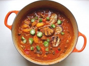 step11: 另外用平底鍋將茄子和蘆筍及鴻喜菇稍微炒一下,加入咖哩醬汁鍋裡煮滾,起鍋前加入切塊的秋葵及海鹽調味,淋上少許椰漿即可。