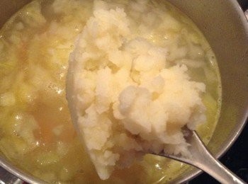 step7: 再加入步驟1的馬鈴薯泥攪拌均勻。