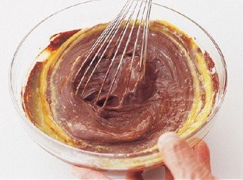 step5: 加入過篩的粉類繼續攪拌，沒有粉末殘留後把事先準備好的蛋液一口氣加入，仔細 攪拌均勻。