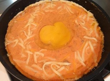 step3: 平底鍋放油，倒入麵糊小火慢煎約十分鐘至底部焦脆，上面外圈舖上一圈起士，中間稍微壓扁打一顆蛋，再送進烤箱約200度烤個15分鐘，到大陽蛋熟起士融化就可以啦！