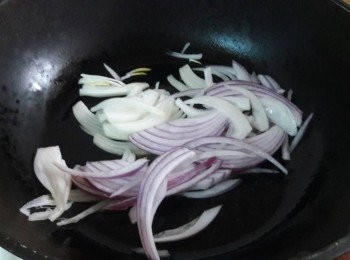 step3: 加入洋蔥炒至半透明
