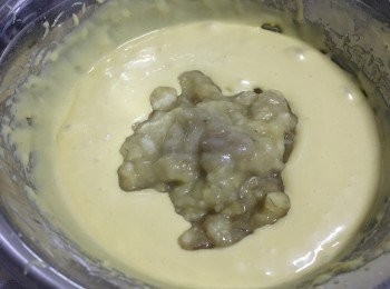 step5: 最後加入香蕉蓉充分拌勻 (不用大大力過分攪拌喔～)，入模7至8分滿，焗30－40分鐘 (請視乎自家爐温以作調整)