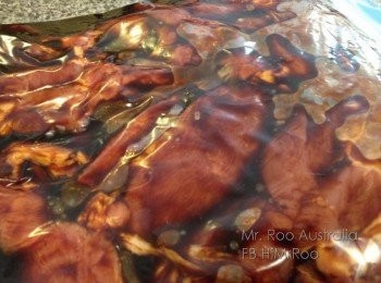step3: 至於醃料:

如果唔想太例牌咁就咁用一樽叉燒醬, 係可以咁溝既:

叉燒醬+豉油(生抽或老抽或生抽溝老抽, 總之乜抽都得)+甜醬(或者海鮮醬), 每樣半杯就醃到1公斤肉+有汁剩送飯, 再加1-2茶匙五香粉(圖中樽五香粉係自己手磨既), 中意五香味就落2匙, 唔中意太重就落1匙, 溝完醃料, 試左味, 岩你口味喇, 先至放生肉落去醃.