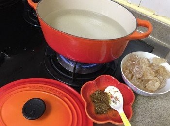 step5: 將1100g水注入鍋子中加熱, 水滾後加入冰糖粒煮至溶化, 再加入桂花糖同煮約1-2分鐘