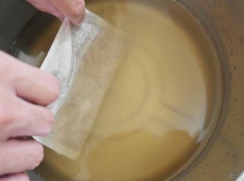 step4: see... 顏色變成淡黃色囉:) 把愛玉包取出..將洗好的愛玉放入冰箱冷藏凝固^^