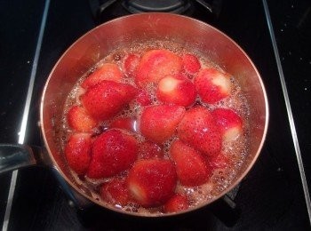 step4: 煮的過程中,用湯匙撈除表面的浮末。