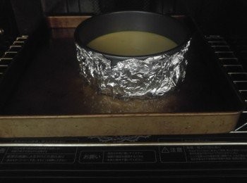 step8: 用水浴法焗芝士蛋糕, 將較大焗盤注入熱水, 水約3cm水深, 再放入芝士蛋糕。爐溫150度焗45分鐘, 之後轉一轉盤位置改180度焗15分鐘, 如面色太深或太淺色可加減時間。