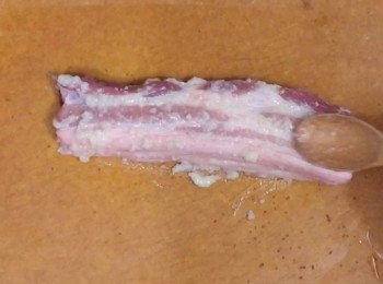 step4: 五花腩洗淨抹乾，抹上鹽鞠，也放入耐熱密封袋