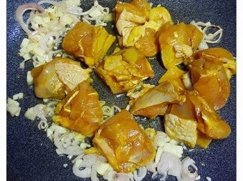 step3: 熱鑊下油加入蒜蓉和乾葱爆香，放入雞塊煎至兩面金黃，加入雞湯煮至8成熟，再下咖哩粉和黃薑粉炒勻，加入花奶，椰漿和鹽拌勻，煮至雞肉熟透，再加入生粉水拌勻，即成。