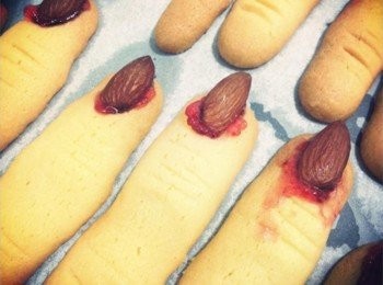 step10: 烤完後取出將杏仁果拿下來用草莓果醬粘住!! (也是可以用巧克力醬喔!!)