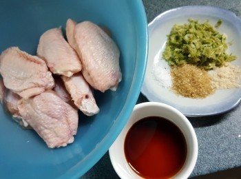 step2: 再將醃<a href="https://bit.ly/3zHU5V3" target="_blank" data-keyword="雞翼" class="guide-link"><strong>雞翼</strong></a> <span style="display:inline-block;vertical-align:middle;margin-top:-3px;color:initial;border-radius:3px;padding:2px 3px;font-size:12px;line-height:14px;background:#87d300;color:#fff;">即買</span> 料：香茅碎,鹽1/4茶匙，砂糖1茶匙，胡椒粉1/4茶匙，生抽1湯匙醃<a href="https://bit.ly/3zHU5V3" target="_blank" data-keyword="雞翼" class="guide-link"><strong>雞翼</strong></a> <span style="display:inline-block;vertical-align:middle;margin-top:-3px;color:initial;border-radius:3px;padding:2px 3px;font-size:12px;line-height:14px;background:#87d300;color:#fff;">即買</span> 30分鐘待<a href="https://bit.ly/3zHU5V3" target="_blank" data-keyword="雞翼" class="guide-link"><strong>雞翼</strong></a> <span style="display:inline-block;vertical-align:middle;margin-top:-3px;color:initial;border-radius:3px;padding:2px 3px;font-size:12px;line-height:14px;background:#87d300;color:#fff;">即買</span> 入味