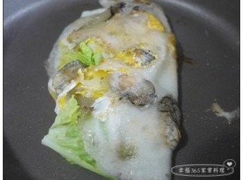 step9: 翻面煎至蚵仔煎熟透即可起鍋，淋上<span class="group_3">醬料</span>食用。