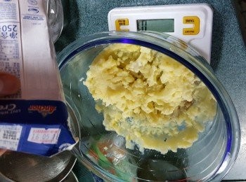 step4: 再加入30g淡忌廉拌勻待用