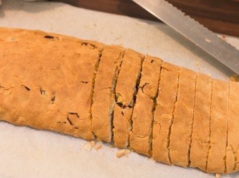 step10: 取出放涼 5 分鐘後，切成約 20 塊（最好用麵包刀或Pizza刀）。