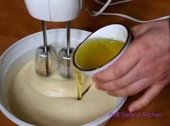 step2: 然後分別加入糖、蛋黃及橄欖油略為攪拌