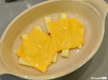 step6: 鋪上起司片等待備用　(馬鈴薯快起鍋前5分鐘開始預熱烤箱200度)