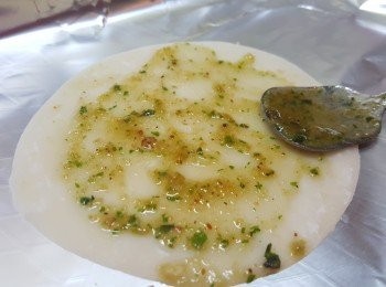 step2: 在餃子皮上塗上青醬。