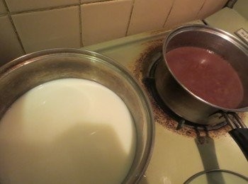 step4: 1)将泰国美人鱼燕菜粉加入已经备好的Milo+水一起煮，好了后转小火备用。

2)将泰国美人鱼燕菜粉加入已经备好的练奶+水（白色部分）一起煮，好了后转小火备用。