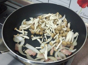 step3: 下本菇炒至軟身,下黑椒碎翻炒