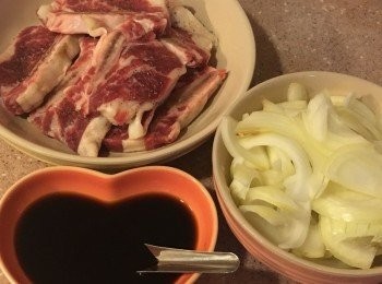 step1: 洋蔥先去皮切條，將<span class="group_2">醬汁</span>材料混合輕攪至糖溶化