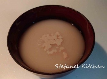 step1: 先調校少許水溫至大約28度在碗入，加入酵母攪勻後，等大約1分鐘，如碗內浮現酵母群如圖，即表示酵母活躍