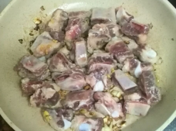 step3: 排骨煎至小小金黃。
