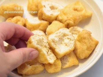 step6: 豆卜切半，釀入適量鮻魚餡料。