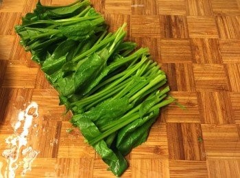 step2: 洗淨菠菜後切去尾部, 再中間切成2段