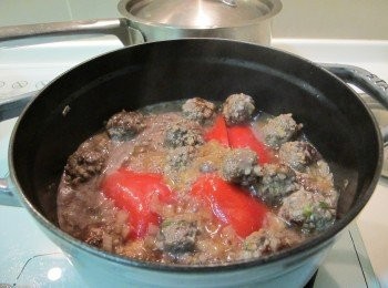 step6: 加入1/2杯紅酒、及1匙醬油，再將水加到蓋過肉， 蓋上鍋蓋小火燉煮1.5小時後關火，悶30分鐘即完成。