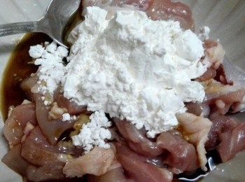 step3: 醃漬=雞肉加入調味料A抓拌均勻，醃約30分鐘