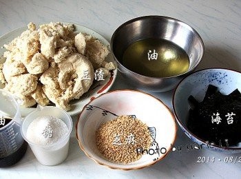 step1: 材料量秤好，海苔剪成小段狀
熟的白芝麻放塑膠袋內稍微擀碎會比較香
油的話，任何植物油都可以
我是使用花生油，炒起來好香~