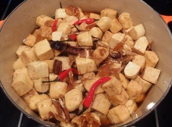 step7: 將豆干炒至每塊都吸收到醬汁,過程中使用中小火不斷拌炒,避免豆干黏鍋底燒焦。