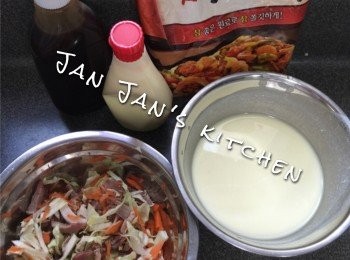 step1: 所有材料切絲備用，餅粉與水先拌勻。
水與餅粉的份量為1：1.5