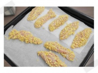 step5: 將沾好玉米碎片的雞柳條放在烘焙紙上~ 放入預熱220度的烤箱烤約15分鐘即可!!
