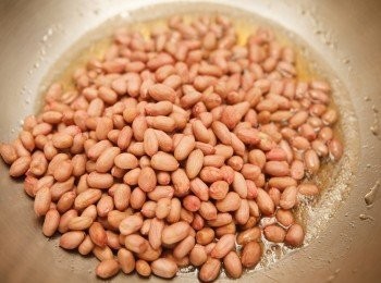 step2: 煮到鍋內的糖漿開始冒出泡泡後在將花生倒入鍋中。