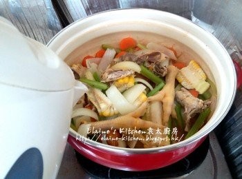 step11: 再加入粟米 , 雞胸骨 , <a href="https://bit.ly/3kLFTWO" target="_blank" data-keyword="雞腳" class="guide-link"><strong>雞腳</strong></a> <span style="display:inline-block;vertical-align:middle;margin-top:-3px;color:initial;border-radius:3px;padding:2px 3px;font-size:12px;line-height:14px;background:#87d300;color:#fff;">即買</span>  , 蜜棗及適量熱水拌勻用中火煲滾後