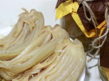 step10: 很建議您們買兩個六罐裝的容器。農曆3-9月, 我們可以做梅酒。而農曆11月至隔年2月, 可以做酸白菜。因時令關係, 打算11月再貼山東酸白菜食譜。訂閱Youtube頻道或Facebook追蹤, 就不會錯過匠弄的美味食譜了。