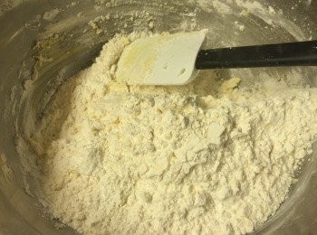 step2: 篩入低筋麵粉和粟粉