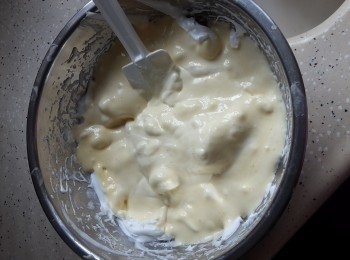 step7: 再將步驟6的混合物一次過加入剩餘的旦白霜內,同樣以切拌法拌勻