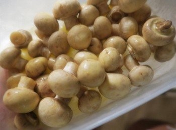 step2: 準備一個有蓋的保鮮盒.將蛋液倒入.