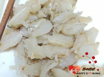 step1: 將蟹腿肉加入<span class="group_2">醃料</span>醃一會