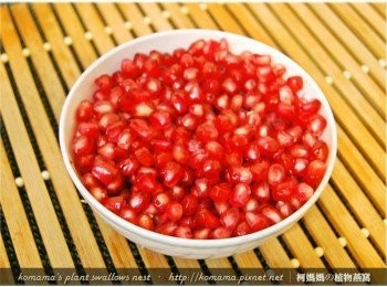 step2: 紅石榴切開頭部後，順著紋路，逐一將紅石榴籽取出備用。