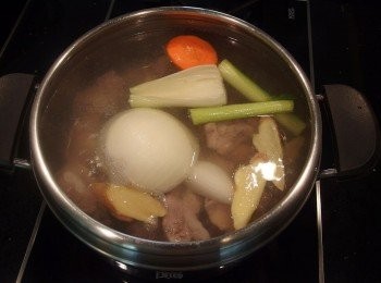 step2: 將排骨及薑片和根莖類蔬菜放入鍋裡,水量超過<span class="group_1">食材</span>高度約5公分即可。煮滾後用湯勺撈除表面的雜質浮末,蓋上鍋蓋小火燉煮至個人喜愛排骨的熟度。(約40分鐘,使用壓力鍋只需10分鐘)