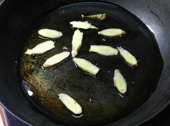 step1: 麻油熱鍋，先下薑片爆香(火不要太大，麻油會變苦)