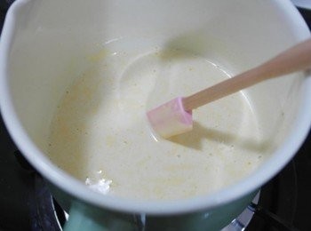 step9: 將步驟7的麵糊慢慢的倒入牛奶鍋中!!攪拌均勻~