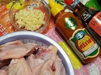 step1: <a href="https://bit.ly/3zHU5V3" target="_blank" data-keyword="雞翼" class="guide-link"><strong>雞翼</strong></a> <span style="display:inline-block;vertical-align:middle;margin-top:-3px;color:initial;border-radius:3px;padding:2px 3px;font-size:12px;line-height:14px;background:#87d300;color:#fff;">即買</span> 洗淨抹乾水。檸檬葉切幼絲，乾蔥蒜頭切粒。