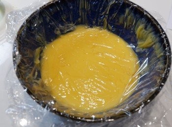 step5: 倒進小碗內，稍微冷卻後，用保鮮紙包住表面緊貼<span class="group_1">卡士達餡</span>，放入冷藏完全放涼