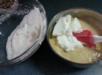 step7: 將3份1之蛋白加入粉漿內用手刮直切式拌勻