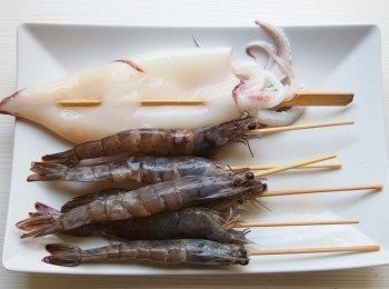 step1: 將透抽清洗乾淨去除外皮,用竹籤串起備用,鮮蝦去腸泥用竹籤串起