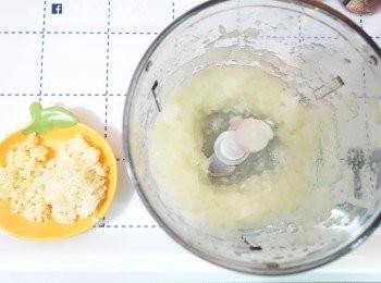 step2: 把洋蔥、蒜頭和薑分別打成蓉，備用。